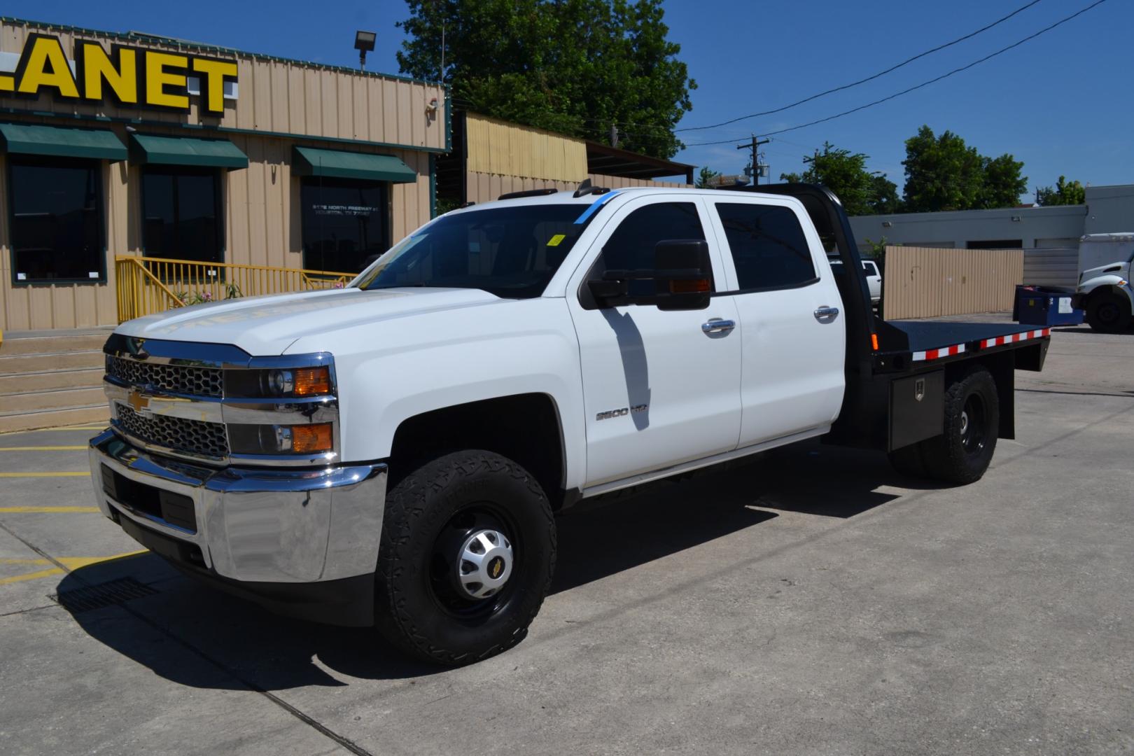 2019 WHITE /BLACK CHEVROLET 3500 with an VORTEC 6.0L V8 engine, AUTOMATIC transmission, located at 9172 North Fwy, Houston, TX, 77037, (713) 910-6868, 29.887470, -95.411903 - Photo#0
